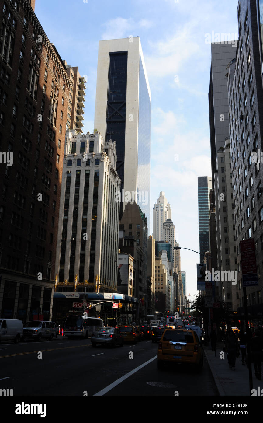 Blue sky " urbano " vicolo ritratto, est attraverso la 6th Avenue verso Solow Building, grattacieli, traffico, West 57th Street, New York Foto Stock