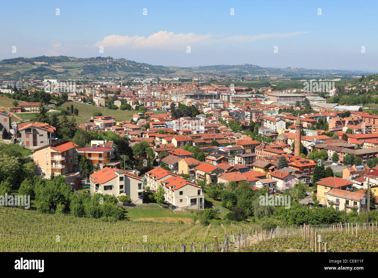 Vista sulla città di Alba dalle colline delle Langhe in Piemonte, Italia settentrionale. Foto Stock