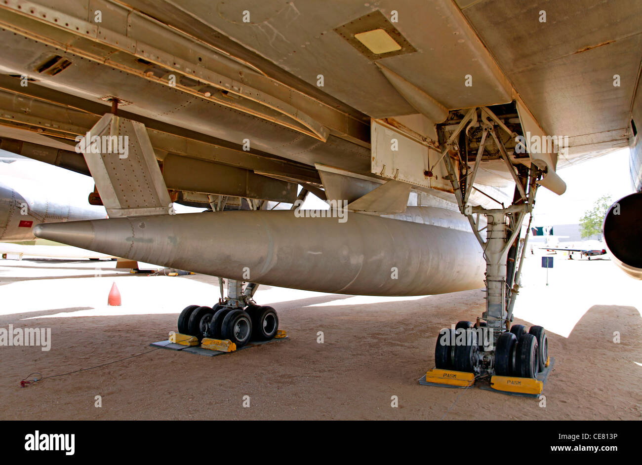 Al di sotto della fusoliera del Convair B-58 Hustler getto supersonico bomber al Pima Air Museum Foto Stock