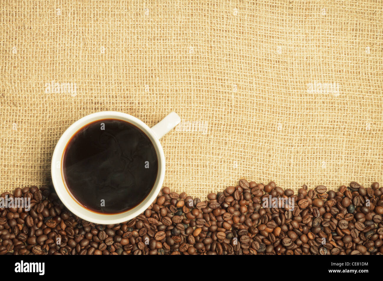 Tela e i chicchi di caffè con sfondo cup Foto Stock