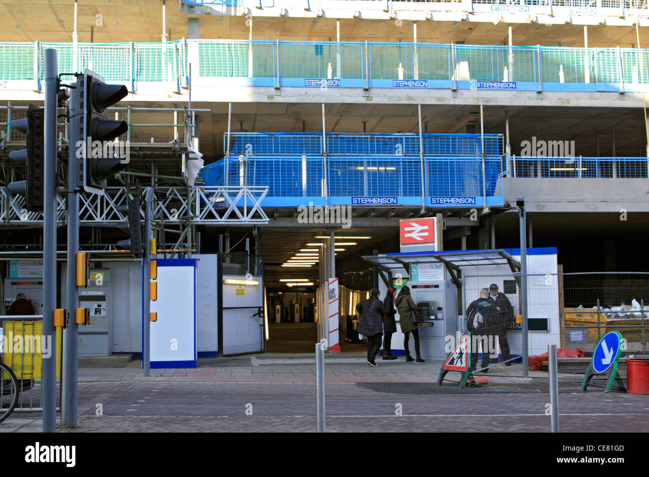 Entrata della stazione ferroviaria in costruzione Epsom Surrey England Regno Unito. Gen 2012 Foto Stock