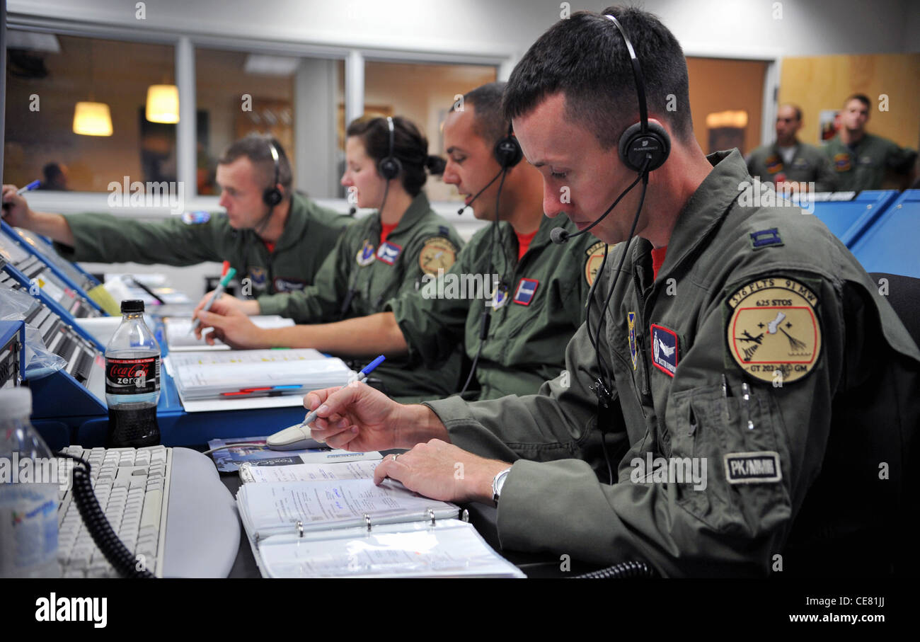 I membri del team di lancio del 576° Squadron di Flight Test conducono operazioni di pre-volo per un lancio di un missile balistico intercontinentale Minuteman III il 17 settembre 2010, presso la base dell'aeronautica Vandenberg, California. Il lancio ha testato l'efficacia operativa, la prontezza e la precisione dei missili Foto Stock