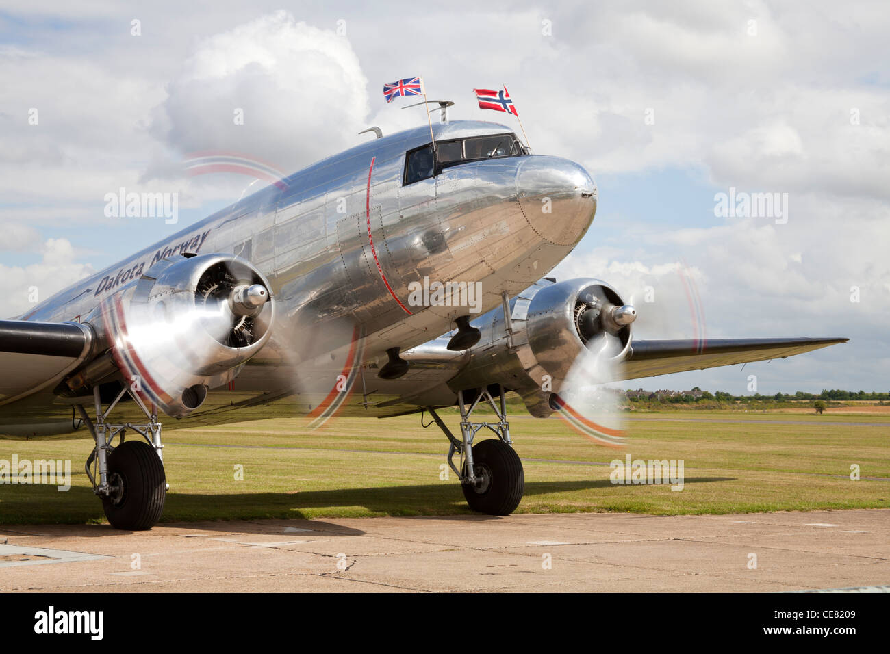 Dakota Norvegia DC-3 Dakota con motori funzionanti parcheggiato a Duxford airfield, Cambridgeshire. Foto Stock