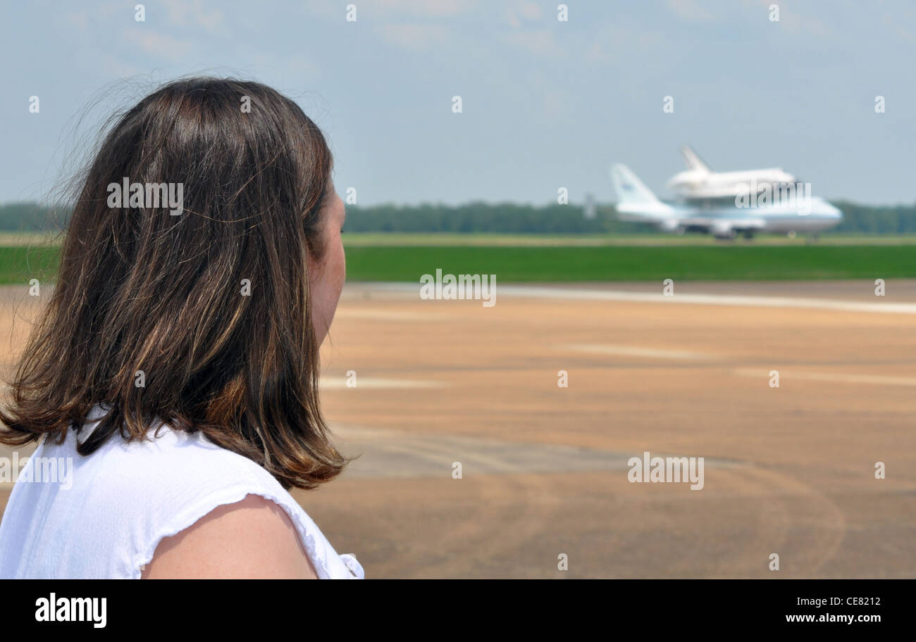 Erinn Berge guarda come Space Shuttle Atlantis, in cima a un Boeing 747 Shuttle Carrier modificato, tassì dopo l'atterraggio del 2 giugno alla base dell'aeronautica di Columbus, Miss. Columbus AFB è stata la fermata finale della navetta per il carburante prima di terminare il suo viaggio al Kennedy Space Center, La Sig.ra Berge è moglie del Maestro Sgt. Warren Berge, il 14° sergente di supporto della forza. Foto Stock