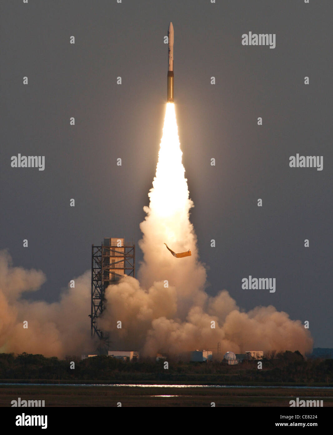 Un Minotauro i lancia il 19 maggio dal Mid-Atlantic Regional Spaceport presso la NASA Wallops Flight Facility a Wallops Island, Virginia. Il payload è un satellite militare TacSat-3. Foto Stock