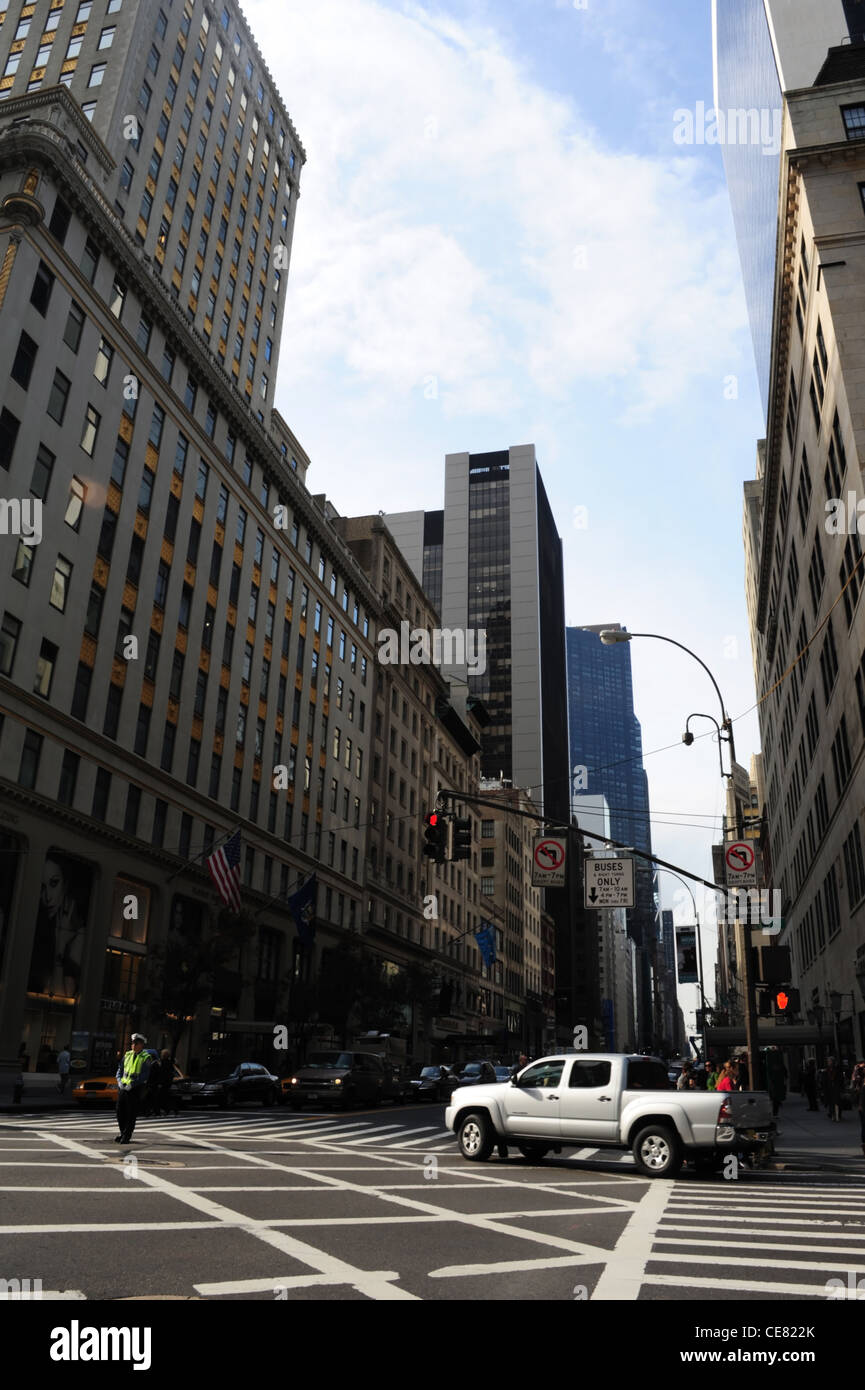 Blue sky ritratto, al Metropolitan Tower, poliziotto che dirige il traffico, Quinta Avenue West 57th Street intersezione, New York Foto Stock