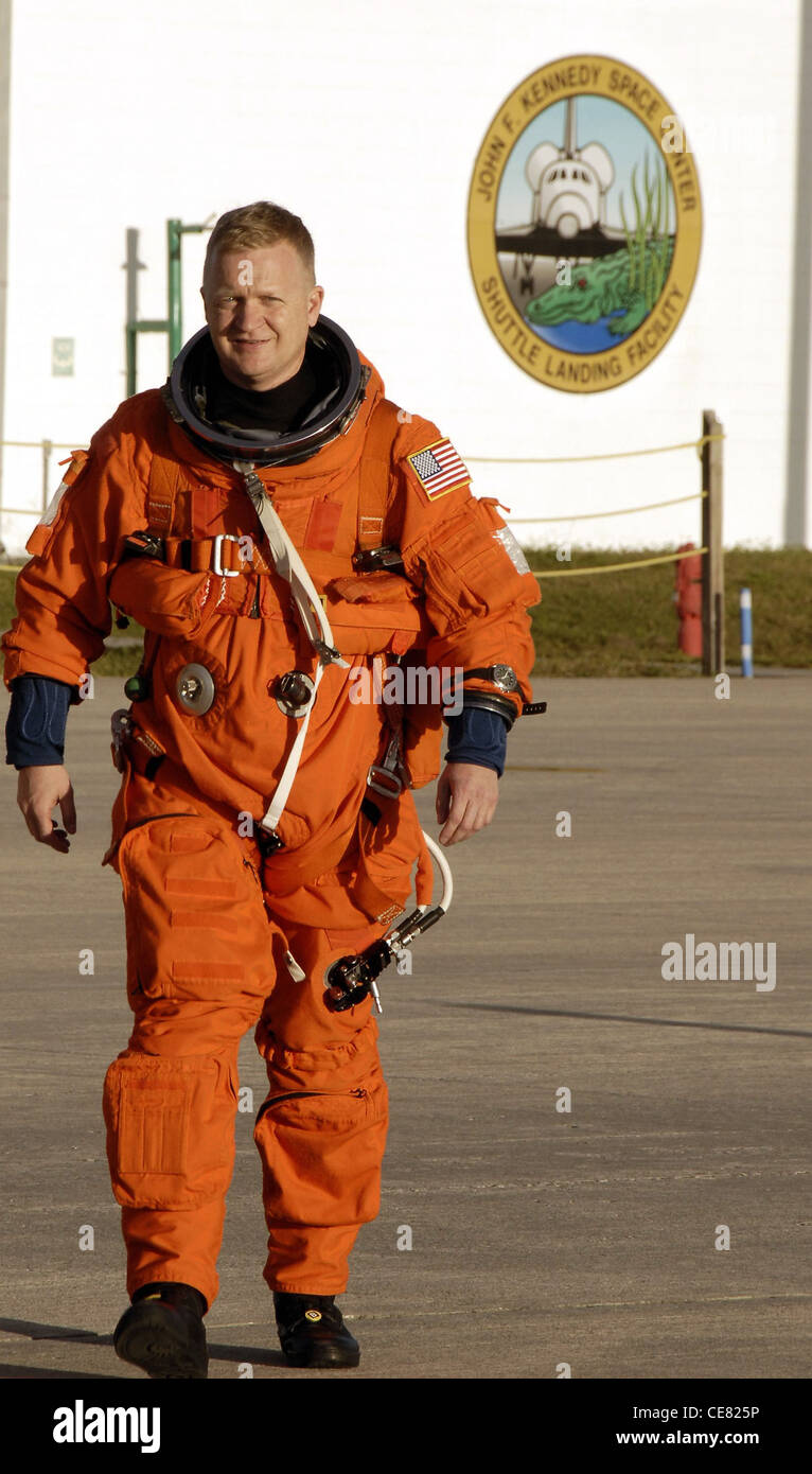 Il col. Eric Boe si dirige per un velivolo di addestramento di navetta per esercitarsi sugli atterraggi sulla pista della struttura di atterraggio di navetta 11 novembre al Kennedy Space Center della NASA in Florida. È il pilota della STS-126 ed è membro della Civil Air Patrol. Foto Stock