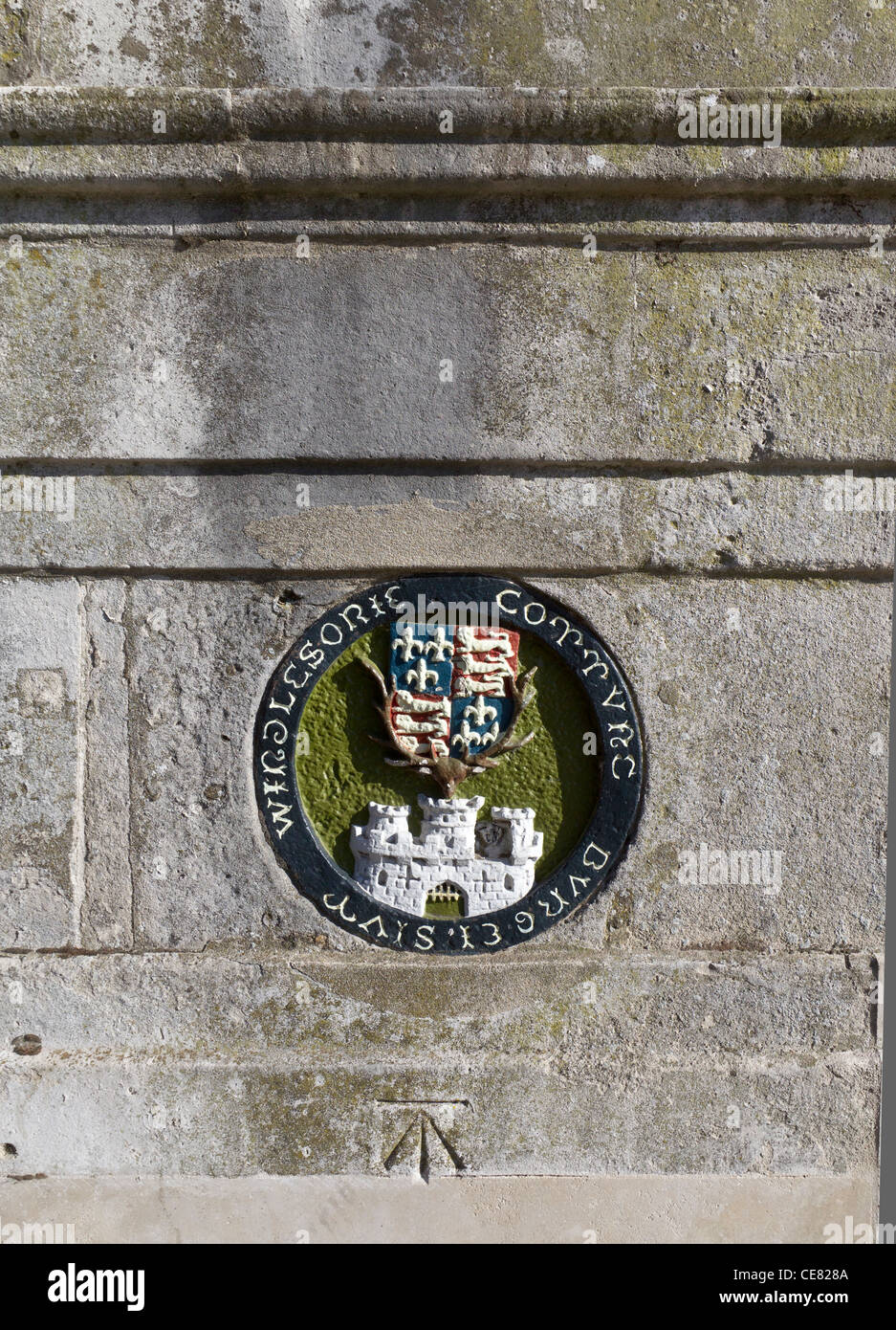 Dettaglio del ponte di Windsor che mostra una lapide con stemma reale e una raffigurazione del Castello di Windsor. Foto Stock