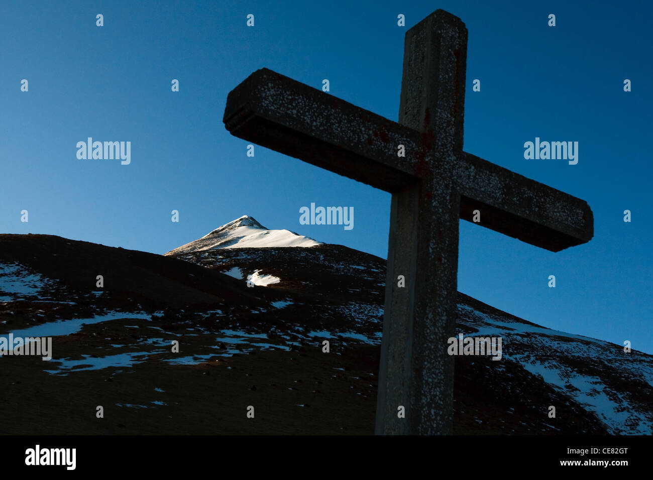 Croce al Col de l'herbe soulette, vicino Saint-Lary, Paga Couserans, Ariège, Pirenei, Francia. Foto Stock