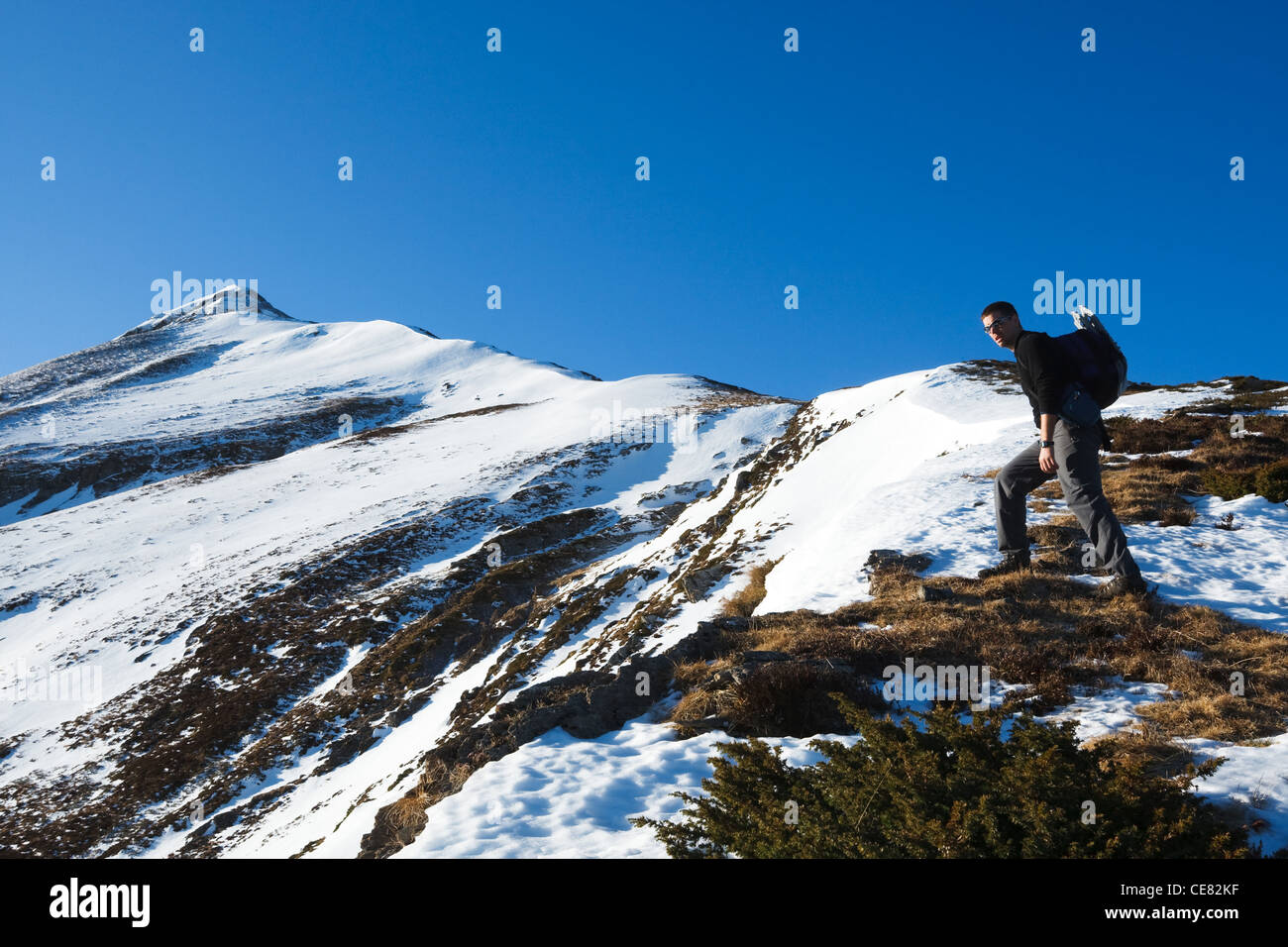 L'uomo escursionismo fino al Pic de la Calabasse (2210 metri), vicino Saint-Lary, Paga Couserans, Ariège, Pirenei, Francia. Foto Stock