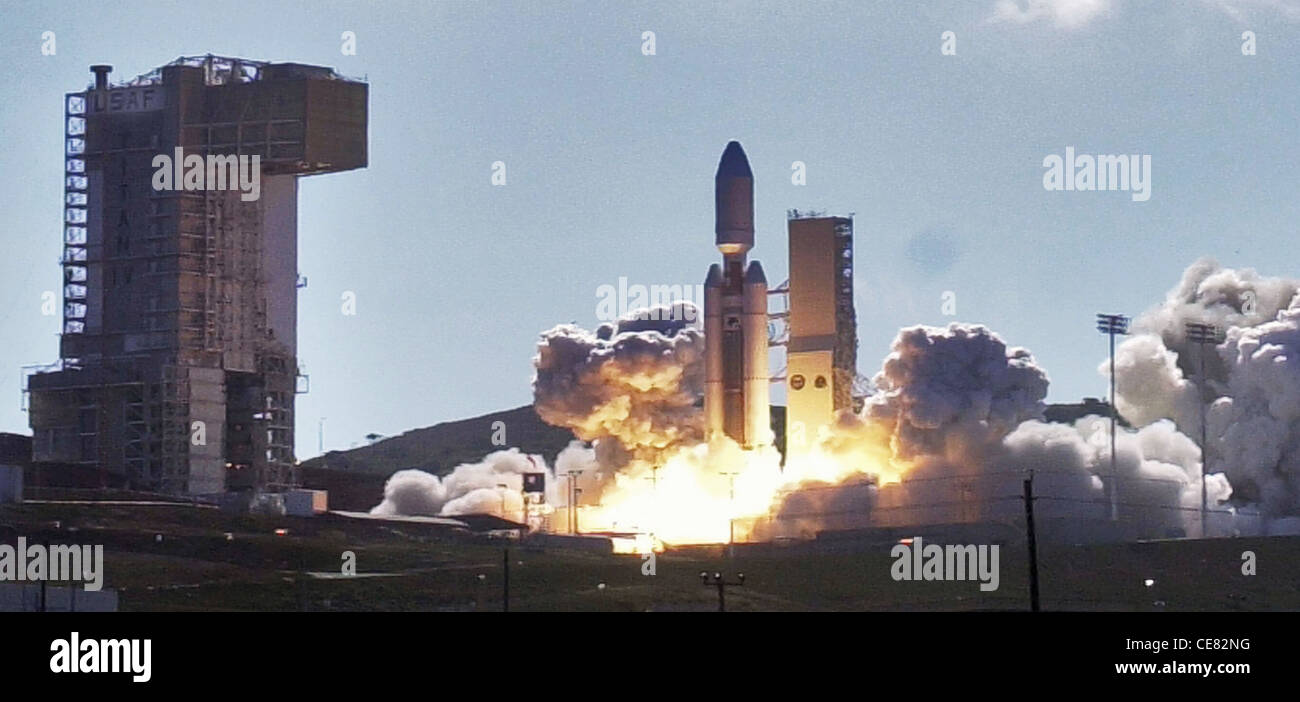 Un razzo del centauro di Titian IV viene lanciato qui il 19 ottobre. Il razzo è il più grande booster spaziale senza equipaggio utilizzato dall'Air Force. Il veicolo trasporta carichi utili equivalenti alle dimensioni e al peso di quelli trasportati sullo space shuttle. Foto Stock