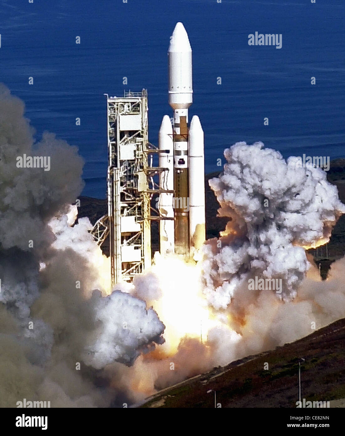Un razzo del centauro di Titian IV viene lanciato qui il 19 ottobre. Il razzo è il più grande booster spaziale senza equipaggio utilizzato dall'Air Force. Il veicolo trasporta carichi utili equivalenti alle dimensioni e al peso di quelli trasportati sullo space shuttle. Foto Stock