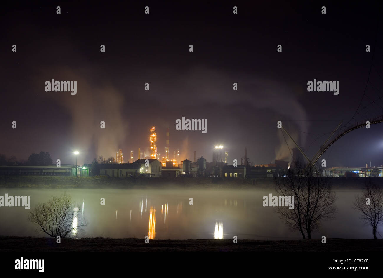 Riprese notturne della raffineria di petrolio nella nebbia Foto Stock
