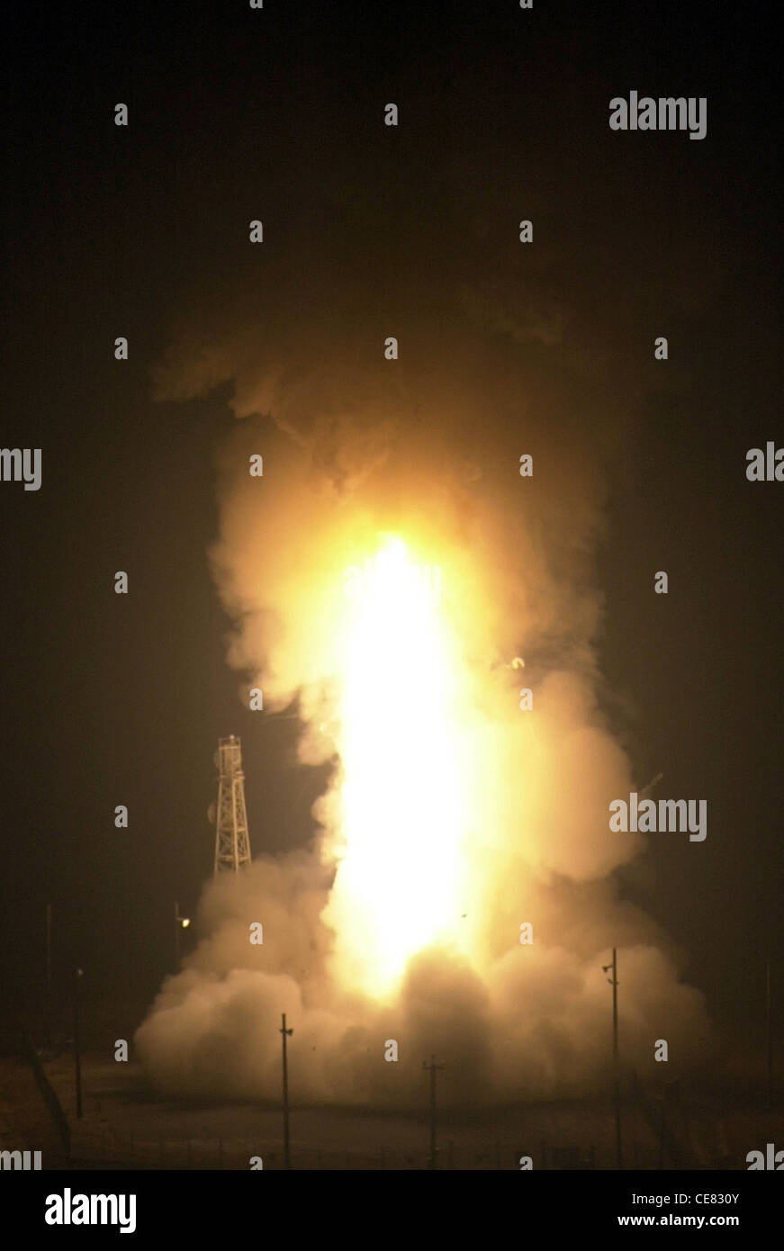 Il missile Minuteman III disarmato viene lanciato dalla base spaziale di Vandenberg, testandone l'affidabilità e la precisione durante il programma di valutazione dello sviluppo della forza. Foto Stock