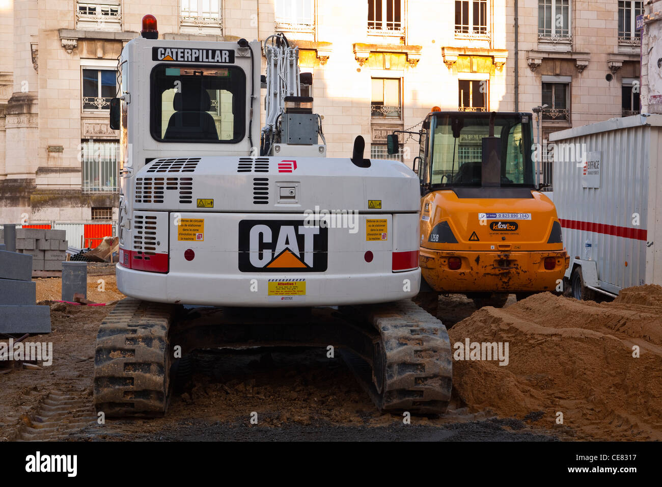 Un caterpillar cat di scavo minimo sorge su un sito di costruzione. Foto Stock