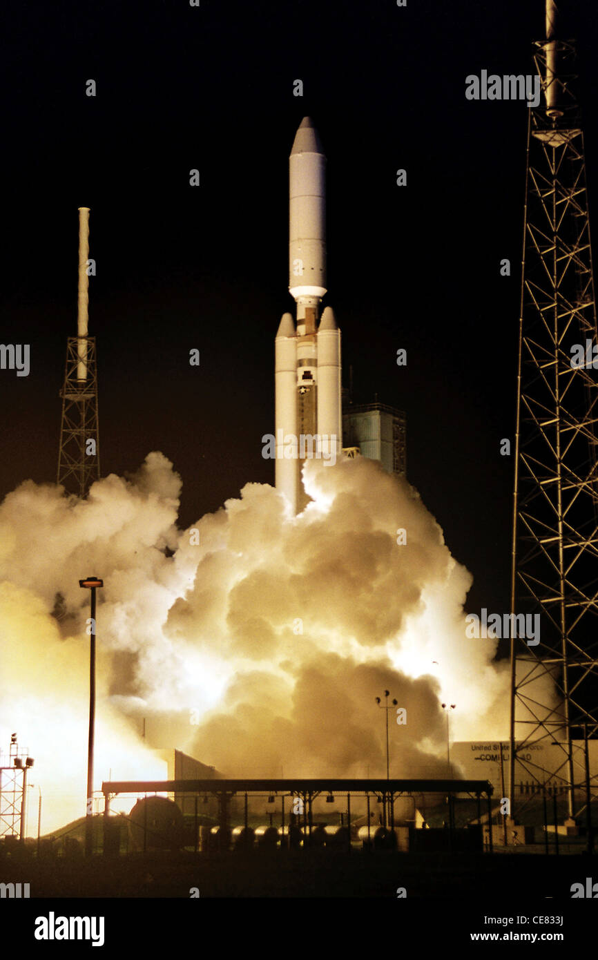 Un razzo Titan IV B decolli da qui 9 settembre. Il razzo portò in orbita un payload dell'Ufficio Nazionale per la rinascita. Il payload classificato contribuirà a migliorare la sicurezza nazionale per gli Stati Uniti e a supportare le forze dispiegate Foto Stock