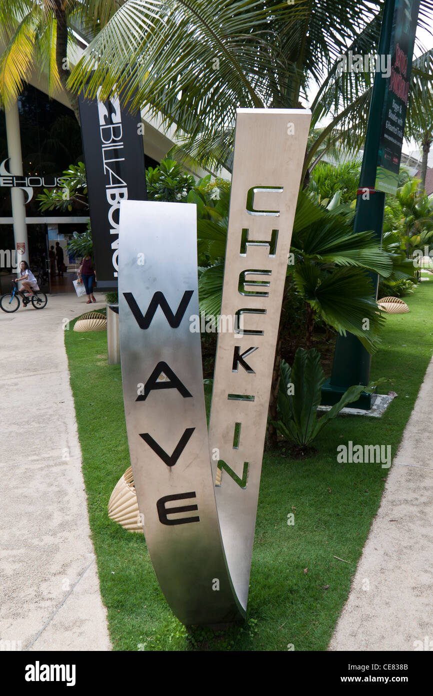 Ondata di marcia checkin segno all'Isola di Sentosa Singapore. Wave ride è un surf artificiale amusement ride Foto Stock