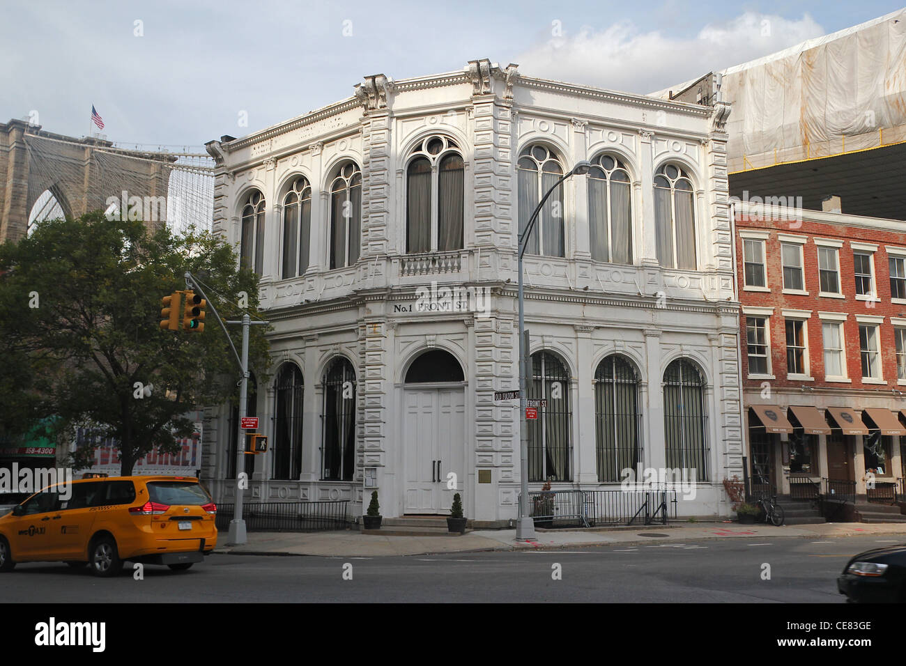 Un vecchio edificio di Brooklyn, con il ponte di Brooklyn in background. Foto Stock
