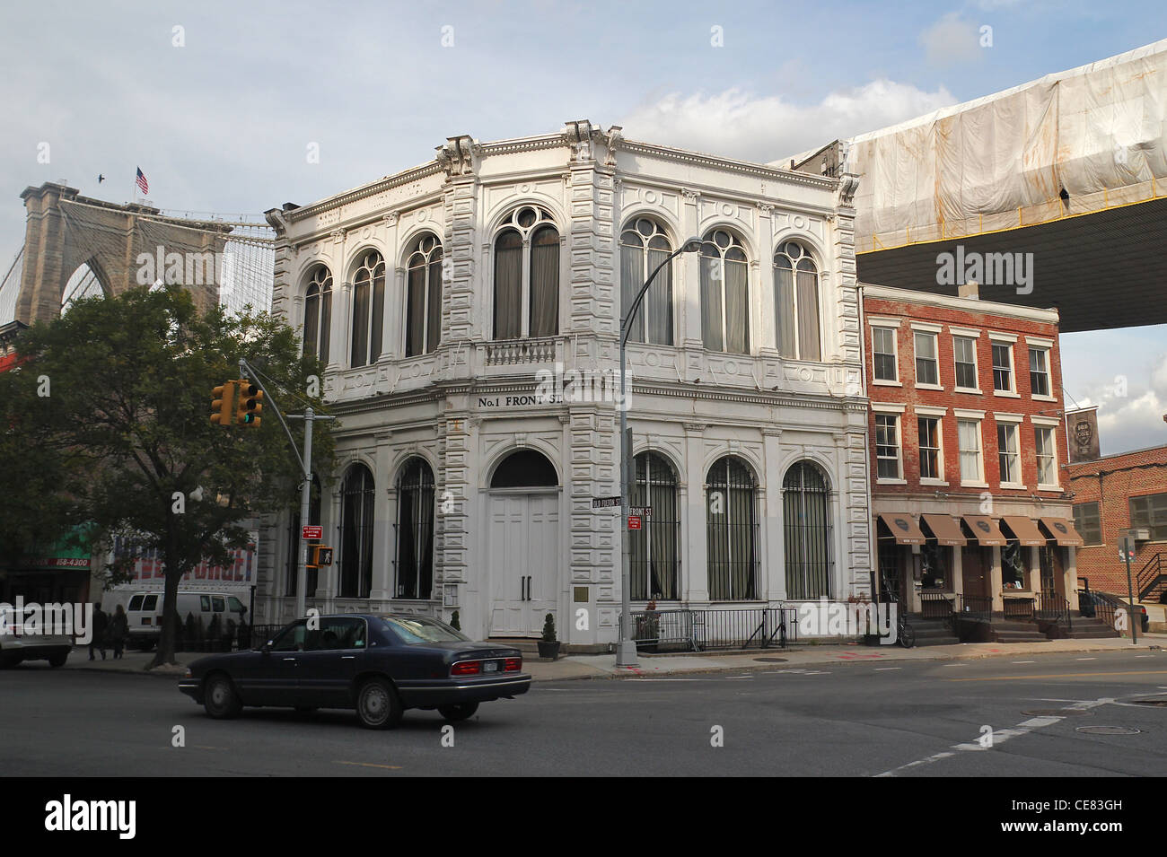 Vecchi edifici di Brooklyn, il Ponte di Brooklyn in background. Foto Stock