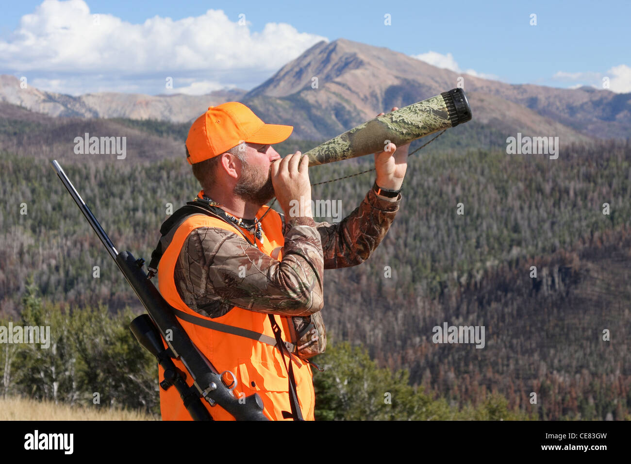 Adulto elk hunter chiamando per elk in montagna Foto Stock