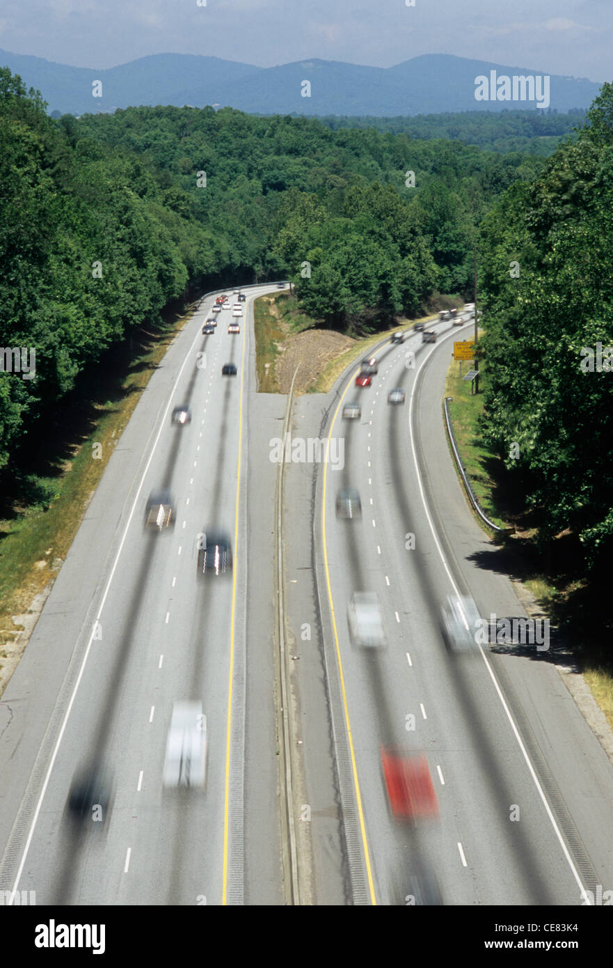 NC: Buncombe County, Asheville, I-26 si avvicina a Asheville; visto da Blue Ridge Parkway Foto Stock