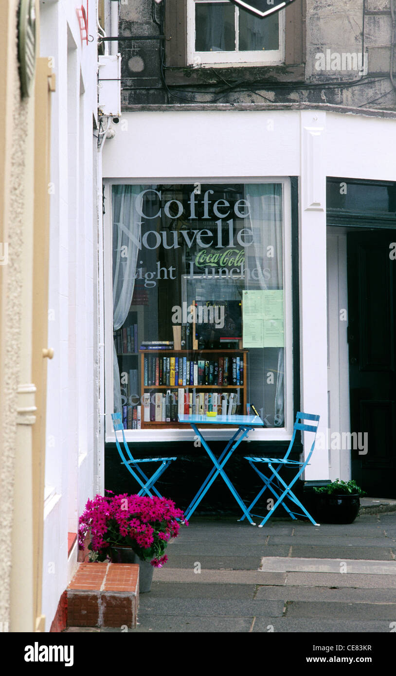 Piccolo libro shop e caffetteria al centro di Kelso, in Tweed River Valley delle frontiere, Scotland, Regno Unito Foto Stock