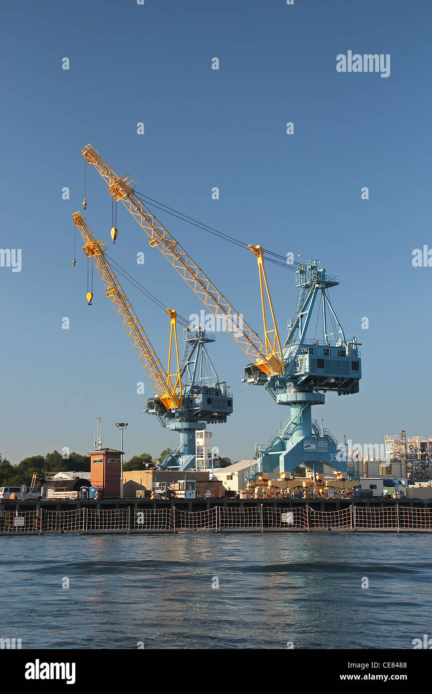 Gru presso il Cantiere Navale di Portsmouth. Foto Stock