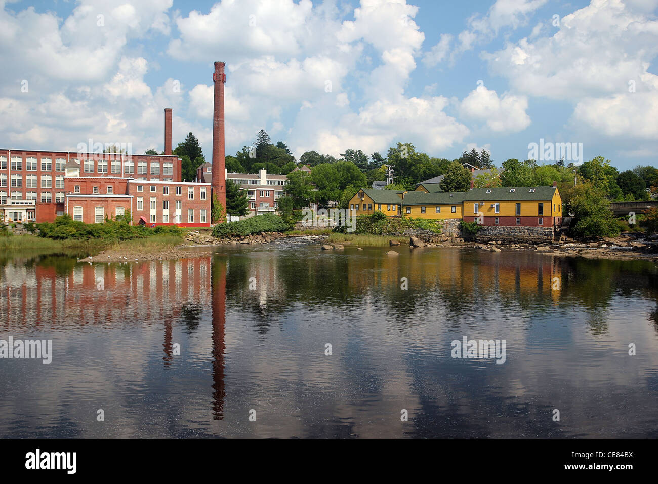 Vecchi edifici in fabbrica si riflette nel fiume a Exeter, New Hampshire Foto Stock