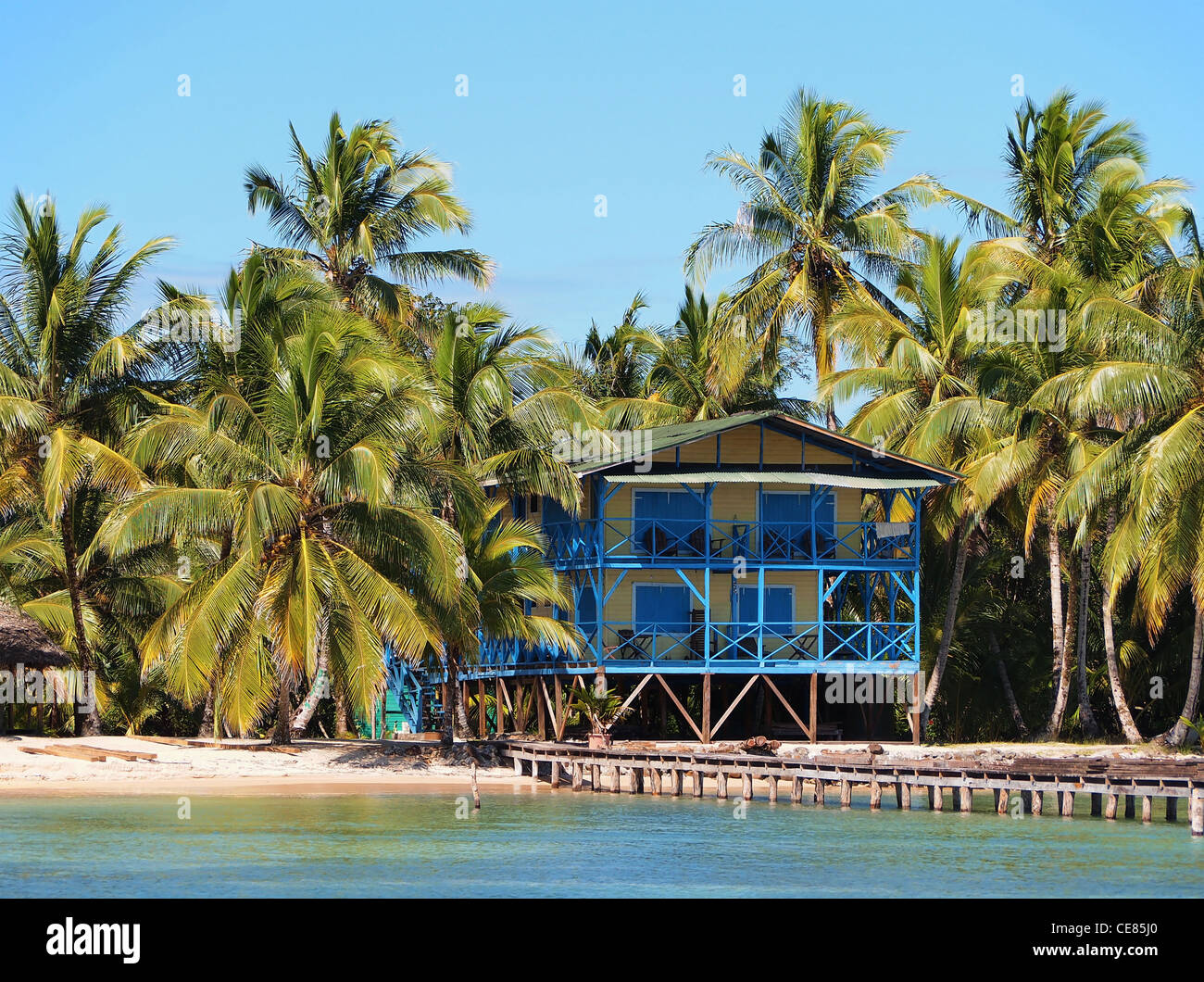 Tropical beach house con palme da cocco e un dock, lato caraibico di Panama, America Centrale Foto Stock