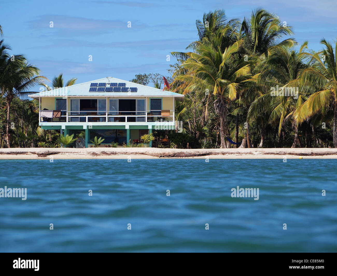 Off-grid beach house con alberi di noci di cocco, il mare dei Caraibi, Panama America Centrale Foto Stock