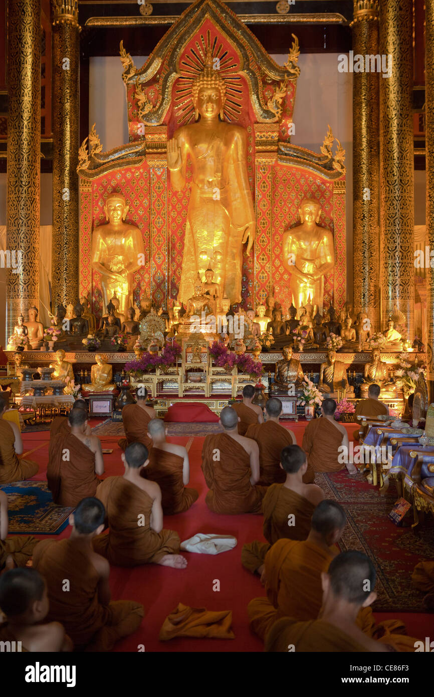 Il canto dei monaci di Wat Chedi Luang o 'tempio del grande stupa' Foto Stock