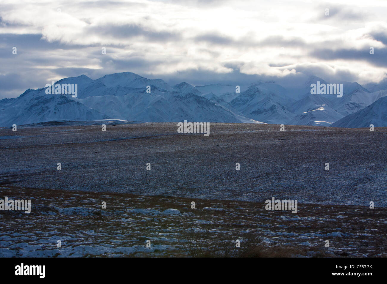 Scenic innevato paesaggio montuoso in Brooks Range, versante Nord, Alaska nel mese di ottobre Foto Stock