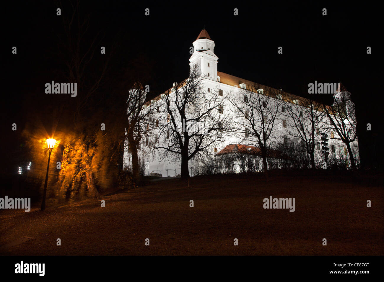 Bratislava - castello dal nord est e il parco di notte Foto Stock