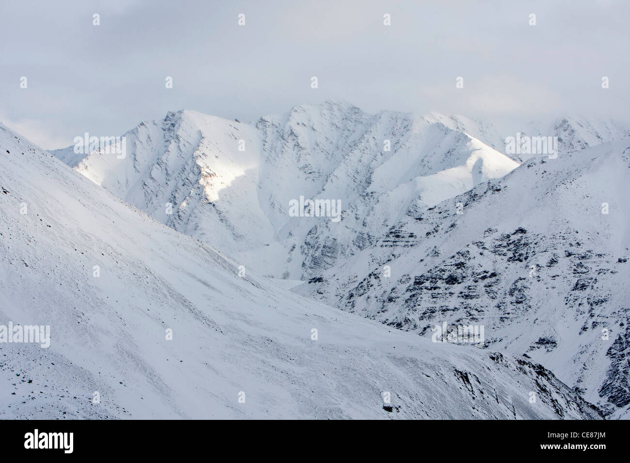 Scenic innevato paesaggio montuoso in Atigun Pass, Brooks Range, versante Nord, Alaska nel mese di ottobre Foto Stock
