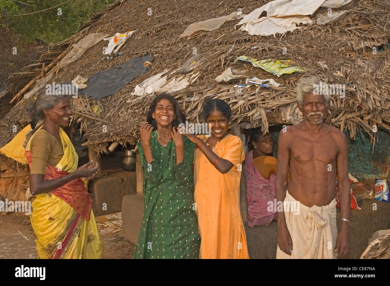 INDIA, nello Stato del Tamil Nadu, Thanjavur (Tanjore), la gente del posto al di fuori della loro casa Foto Stock