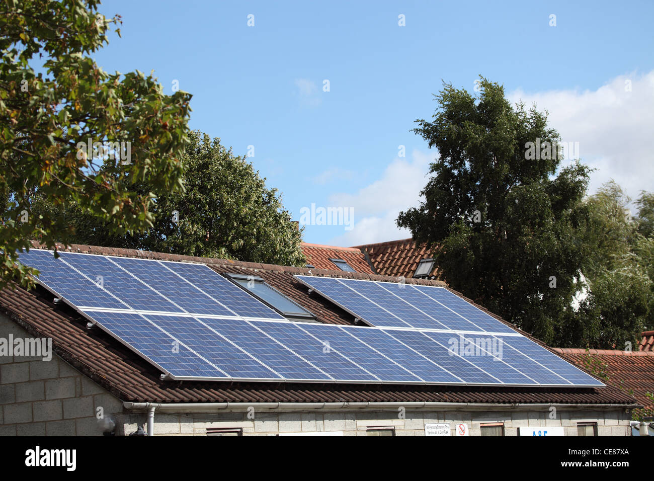 Domestico 4KW pannello solare array montato su un tetto stabile Foto Stock
