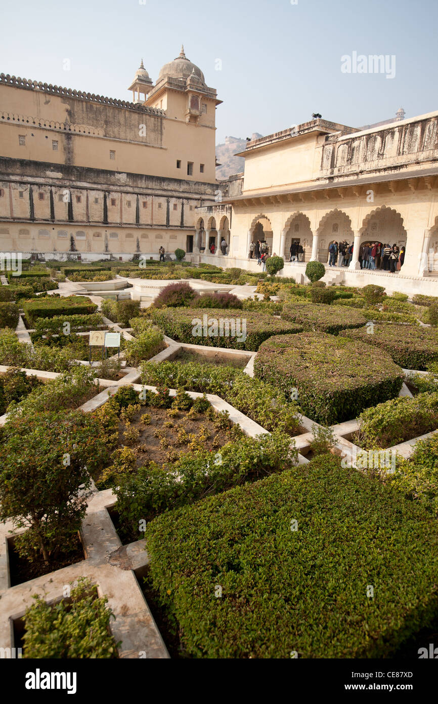 I giardini vicino al Diwan-i-Khas, o Diwan-i-Am, all'interno di Forte Amber, al di fuori di Jaipur, nel Rajasthan, India Foto Stock