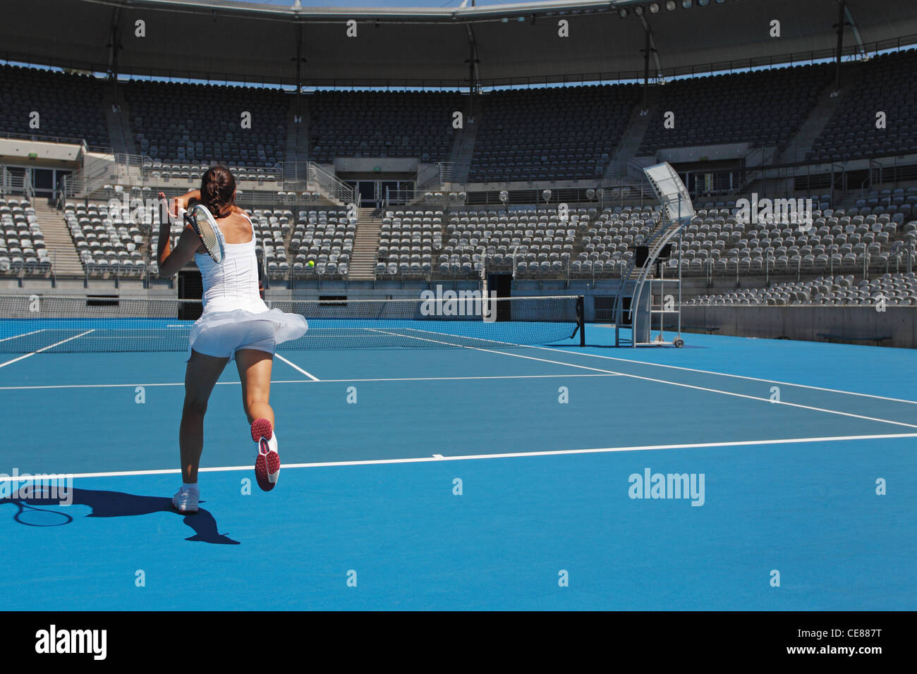 Femmina giovane giocatore di tennis Foto Stock