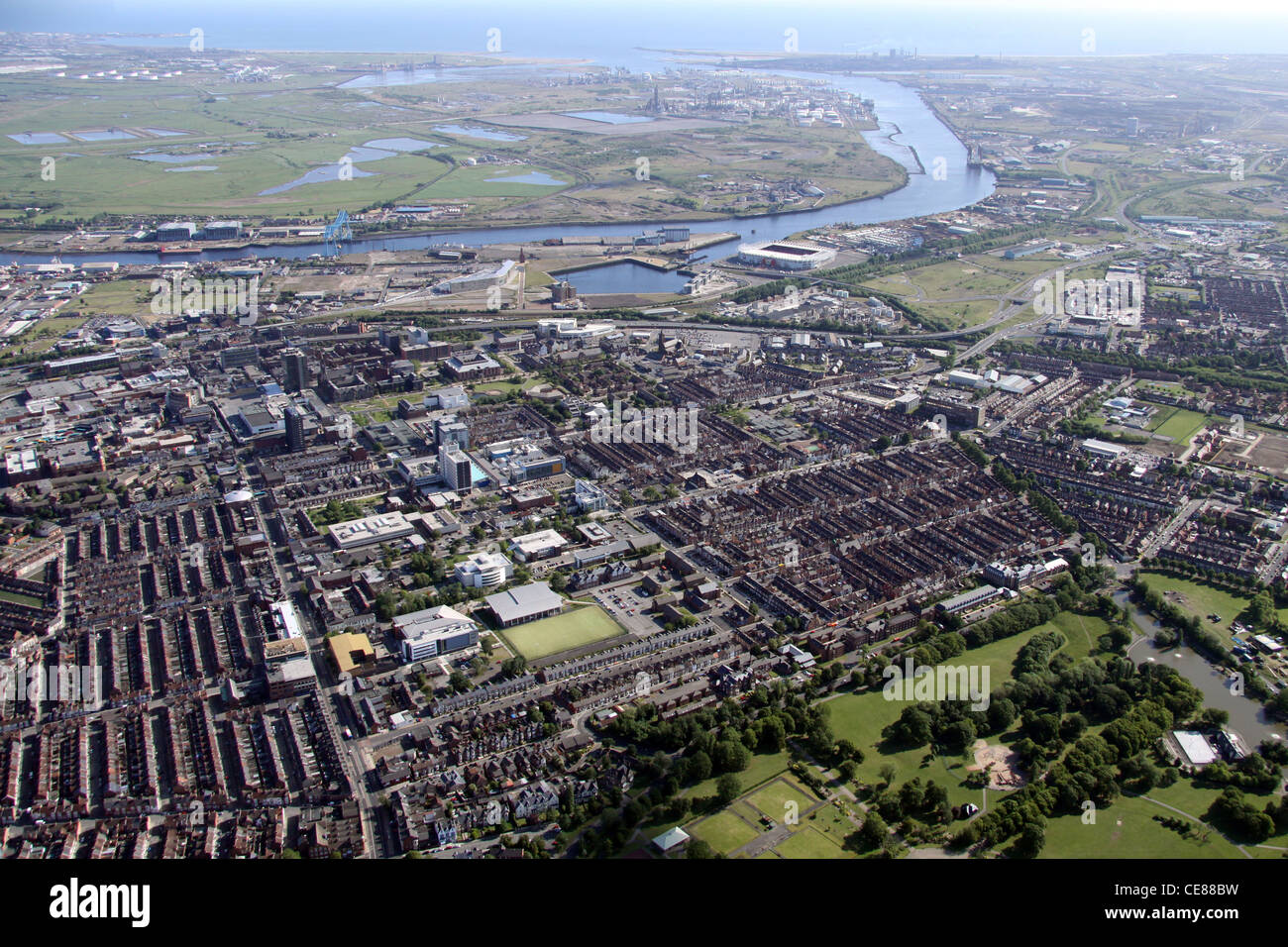 Vista aerea del centro di Middlesbrough con la Teesside University prominente in primo piano guardando verso il fiume Tees verso il Mare del Nord Foto Stock