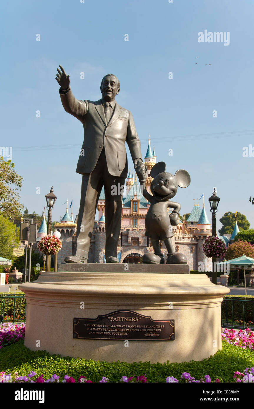 Statua di Walt Disney e Topolino a Disneyland Park di Anaheim, California  USA Foto stock - Alamy