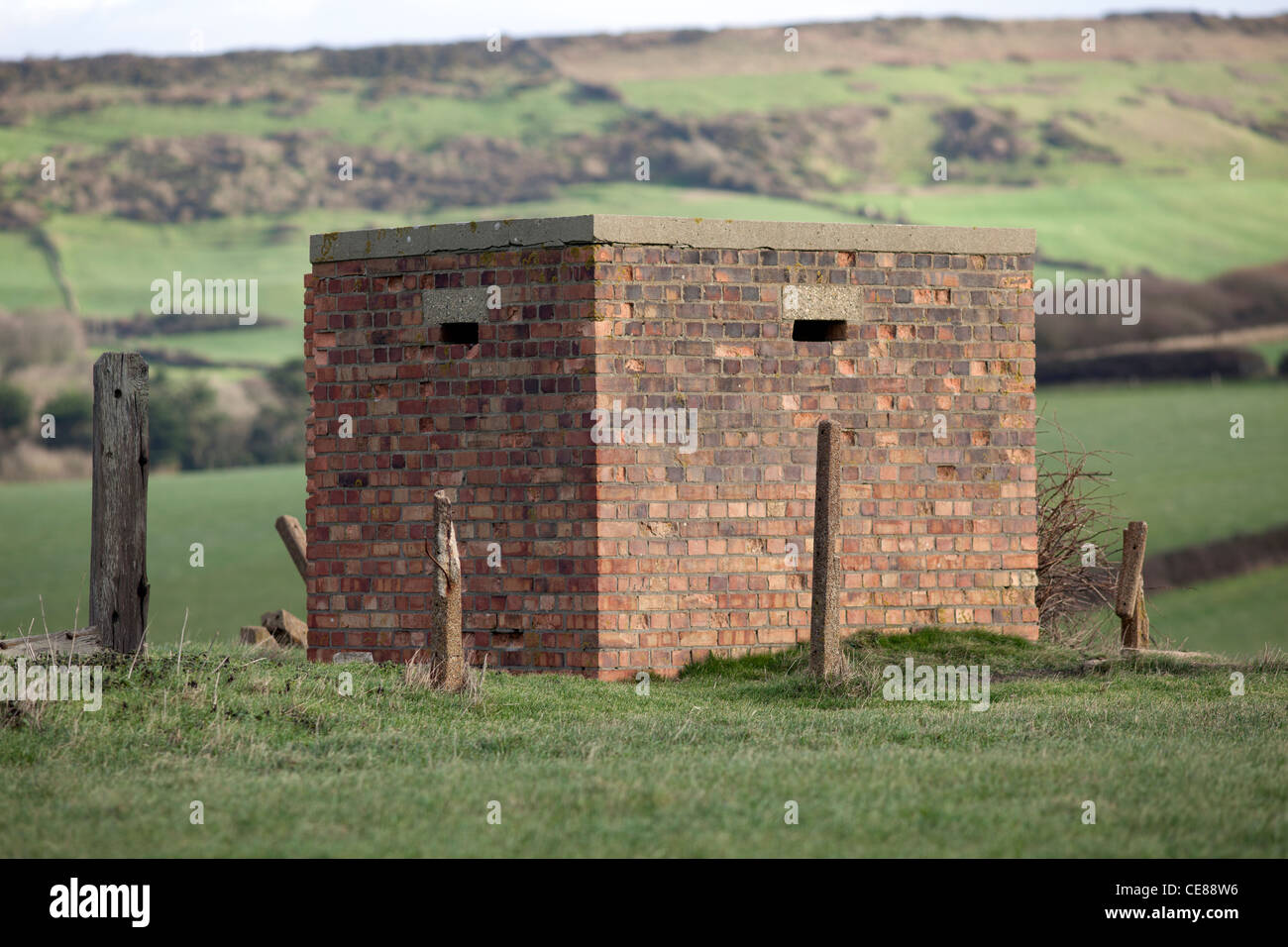 Vecchia Guerra Mondiale due lookout post su la costa del Dorset Foto Stock