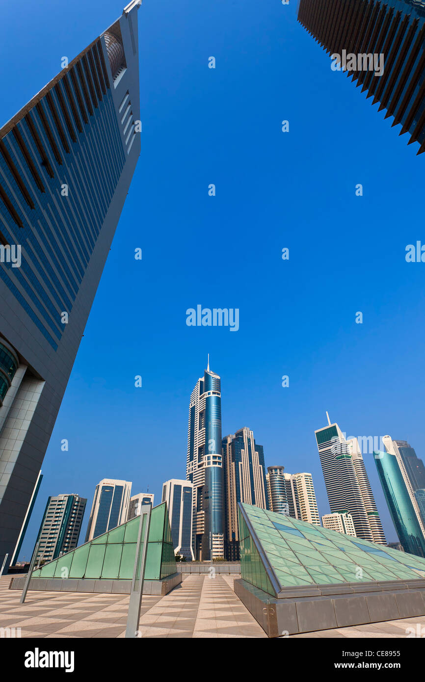 Dubai, Emirates Towers dal Centro Finanziario Internazionale di Dubai Foto Stock