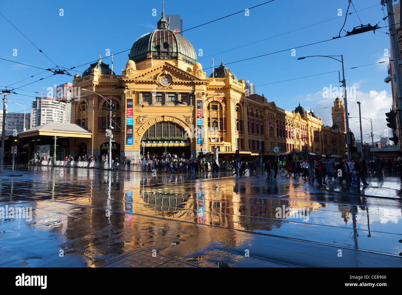 Finders Street Station, Melbourne, Australia dopo la pioggia Foto Stock