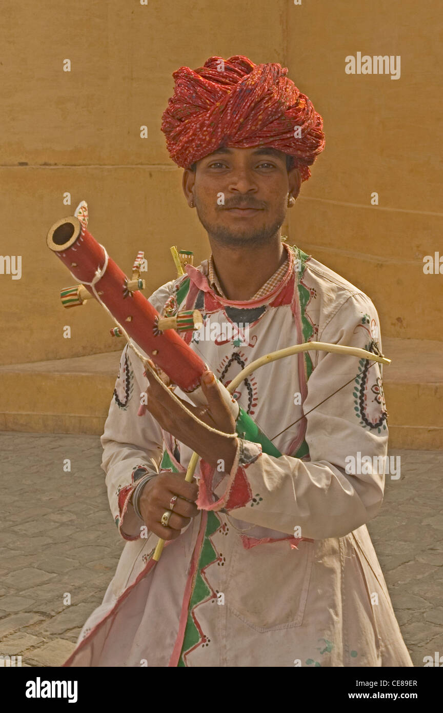 INDIA Rajasthan, Jaipur, Forte Amber (1592), uomo locale in abito tradizionale la riproduzione di uno strumento a corda Foto Stock