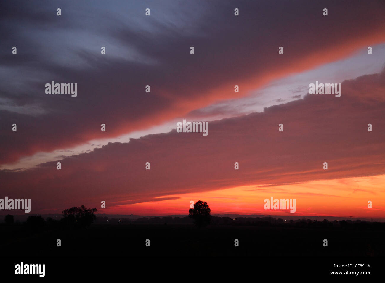Insolite formazioni di nubi in un pre-mattino cielo in East Yorkshire Foto Stock