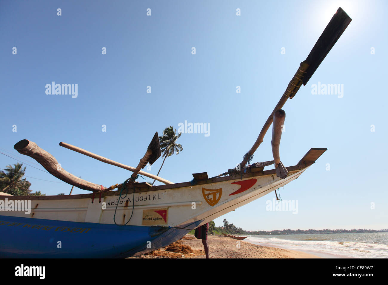 Sri Lanka, a sud di Colombo, area di Maggona, pescatore sulla spiaggia con reti da pesca e pesce Foto Stock