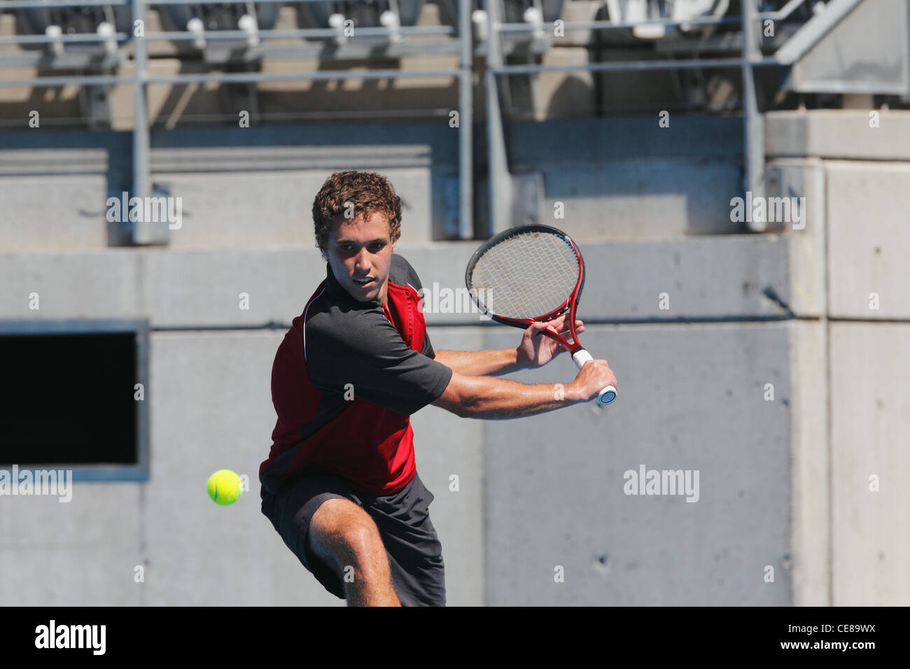 Maschio giovane giocatore di tennis Foto Stock