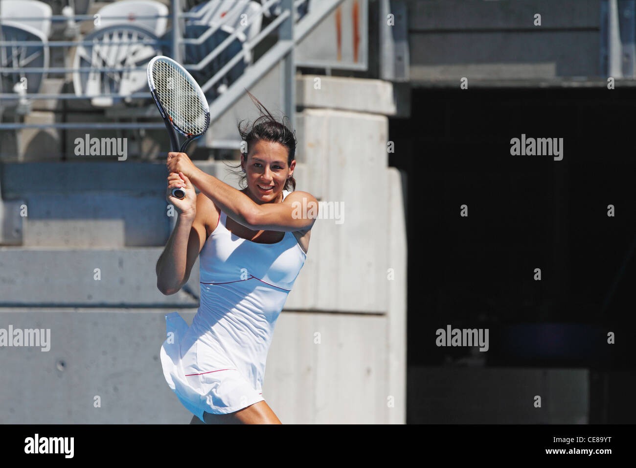 Femmina giovane giocatore di tennis Foto Stock