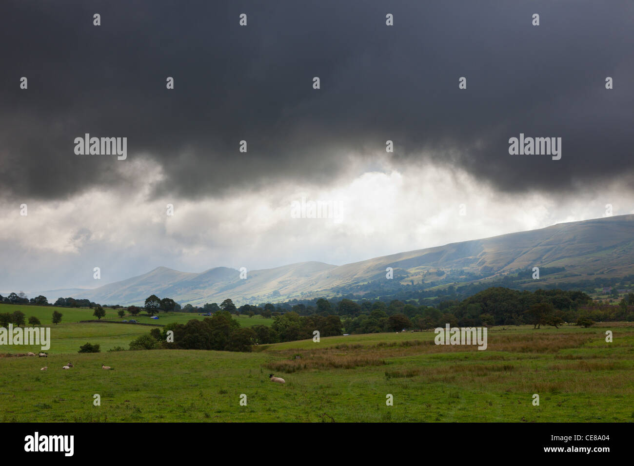 Nuvole temporalesche ov Derbyshire vicino Kinder Scout Foto Stock