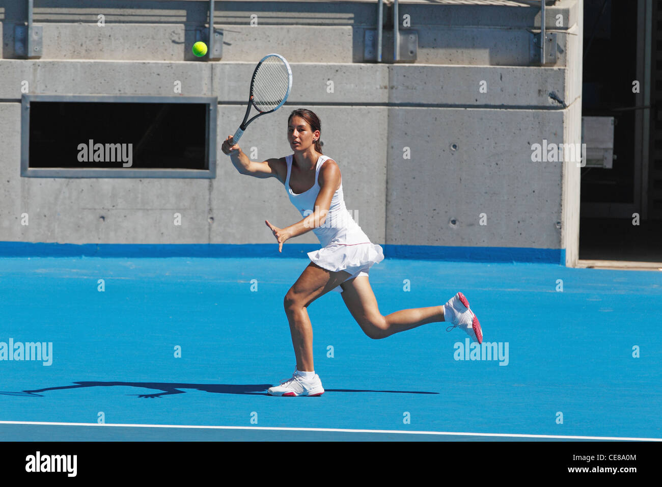 Femmina giovane giocatore di tennis Foto Stock